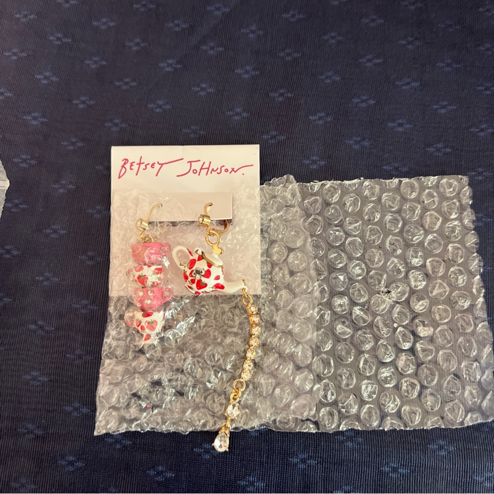 Betsey Johnson Womens Tea Party Mismatched Earrings Pink One Size - Picture 1 of 7